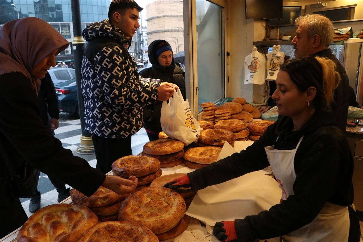 Yapımı 6 saat sürüyor! Trabzon’da ekşi mayalı Ramazan pidesi mesaisi