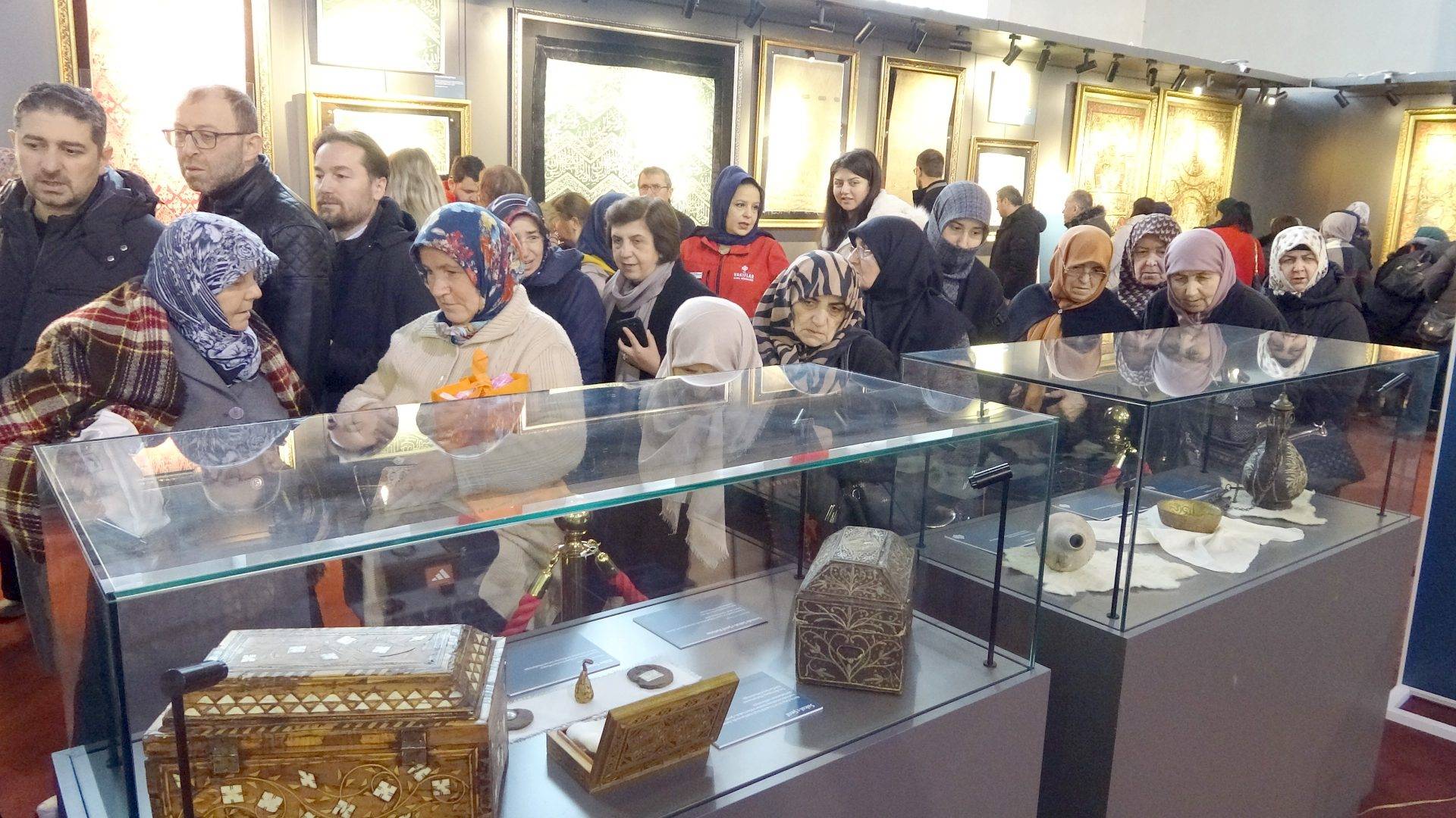 Gözyaşlarını tutamadılar: Kutsal Emanetler sergisine büyük ilgi