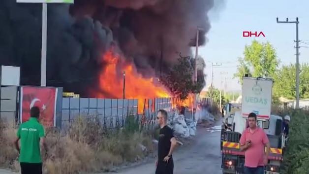 Bursa Mustafakemalpaşa'da plastik fabrikasında yangın çıktı