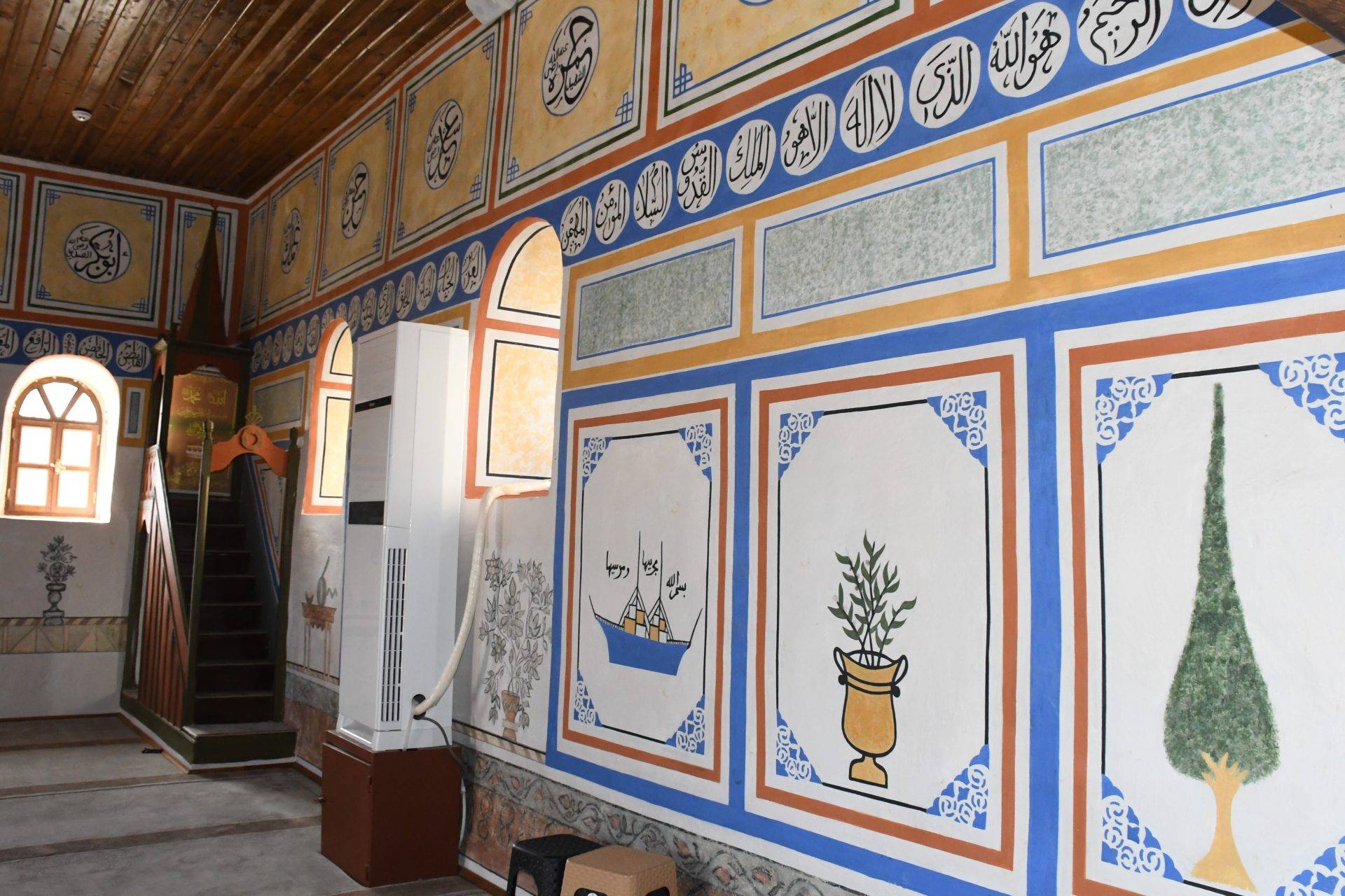 Sadece cuma namazları kılınan cami: Kalem işi süslemeleri dikkat çekiyor