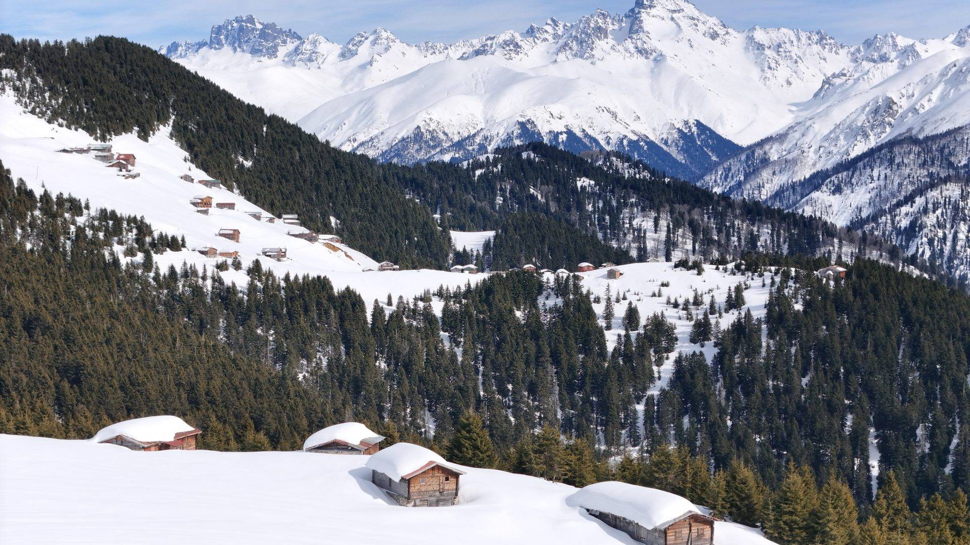 Kaçkar Dağları ve yaylalar beyaza büründü: Kartpostalları aratmıyor!