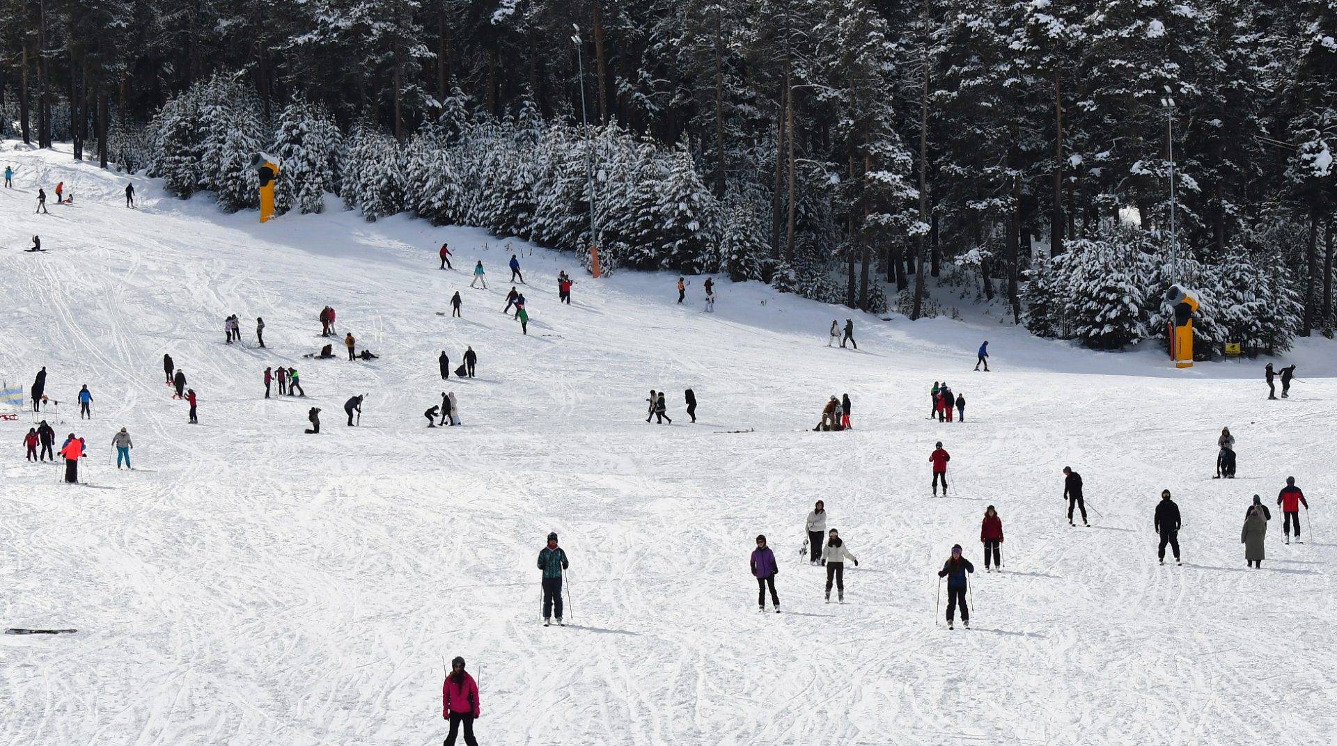 Sarıkamış’ta hafta sonu yoğunluğu: Pistler kayakseverlerle coştu