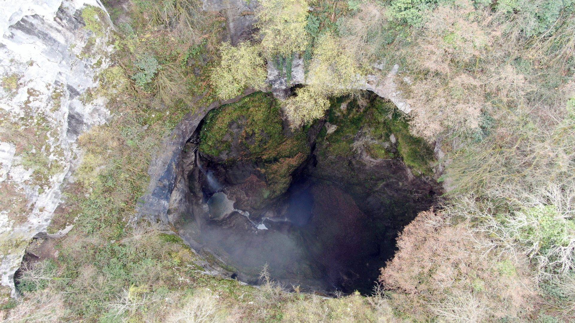 Karadeniz’in en derini: İçinde şelale akan mağara hayran bırakıyor