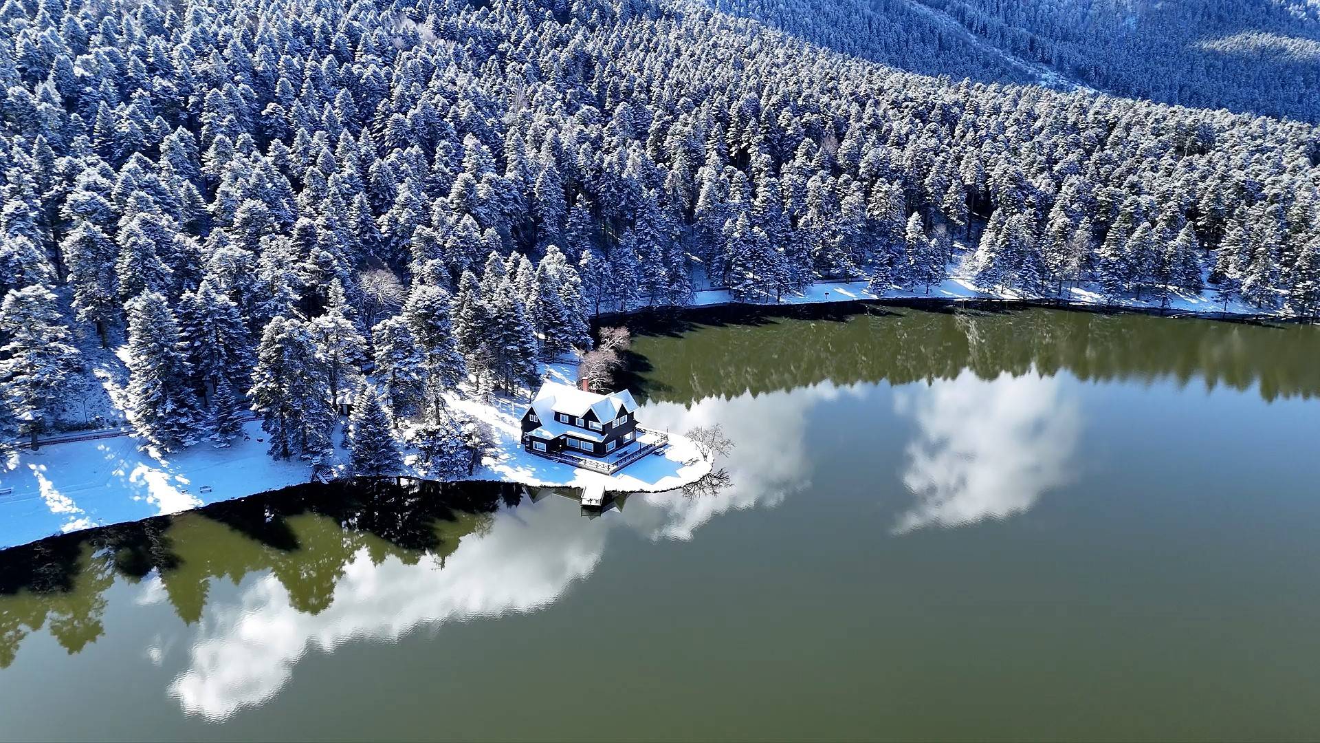 Kış manzarası: Gölcük Tabiat Parkı beyaza büründü