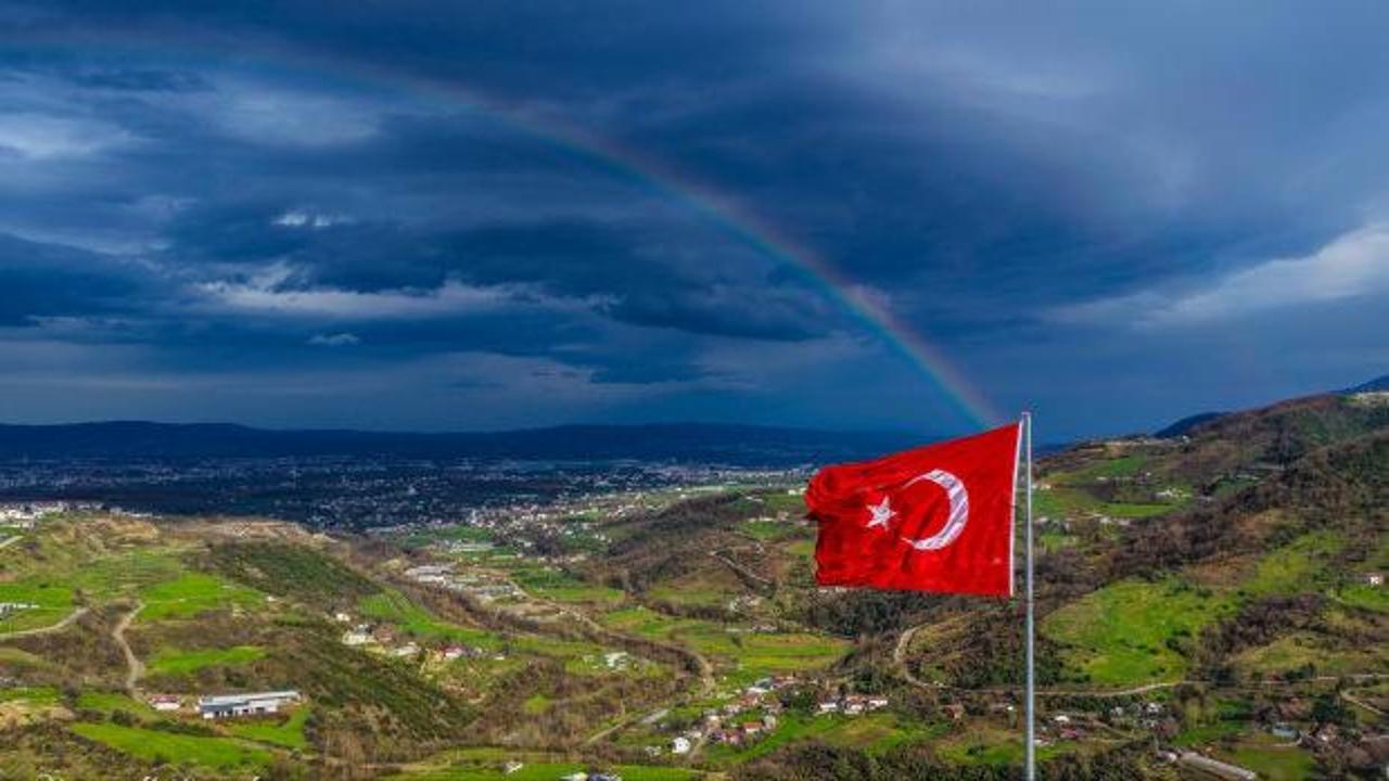 Gökkuşağı ve Türk bayrağı aynı karede buluştu