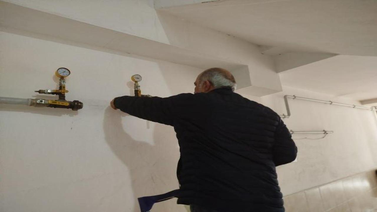 Tüm kombilerden su sızan apartmanda gerçek 'pes' dedirtti