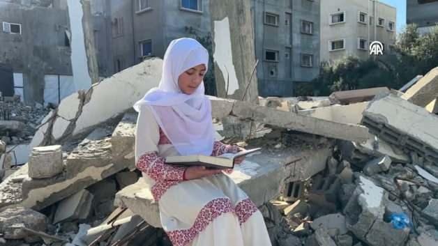 Enkazların arasında Kur'an sesi! İman varsa imkan da vardır