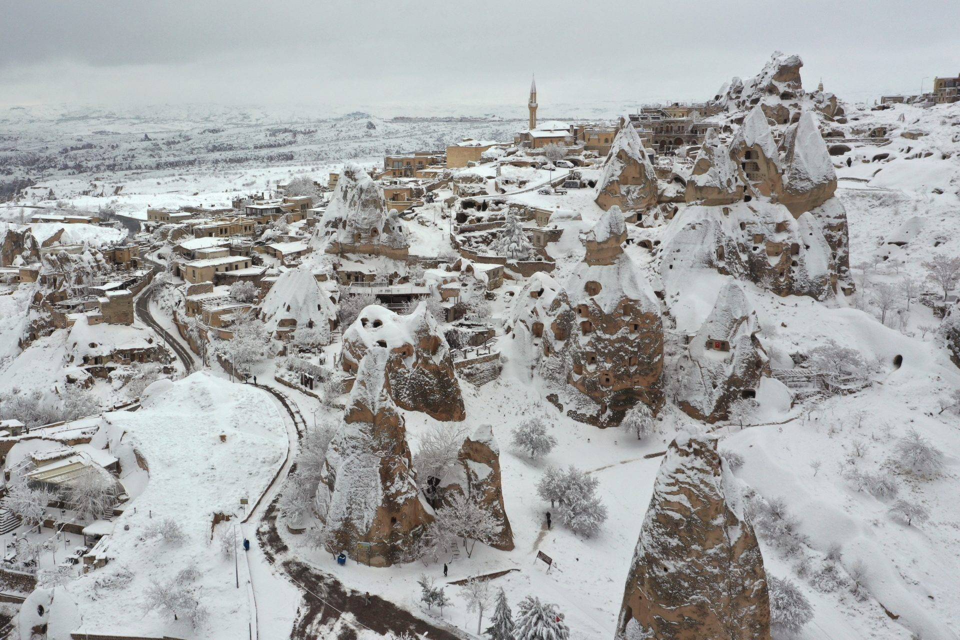 Turistlerin gözdesi Kapadokya beyaza büründü