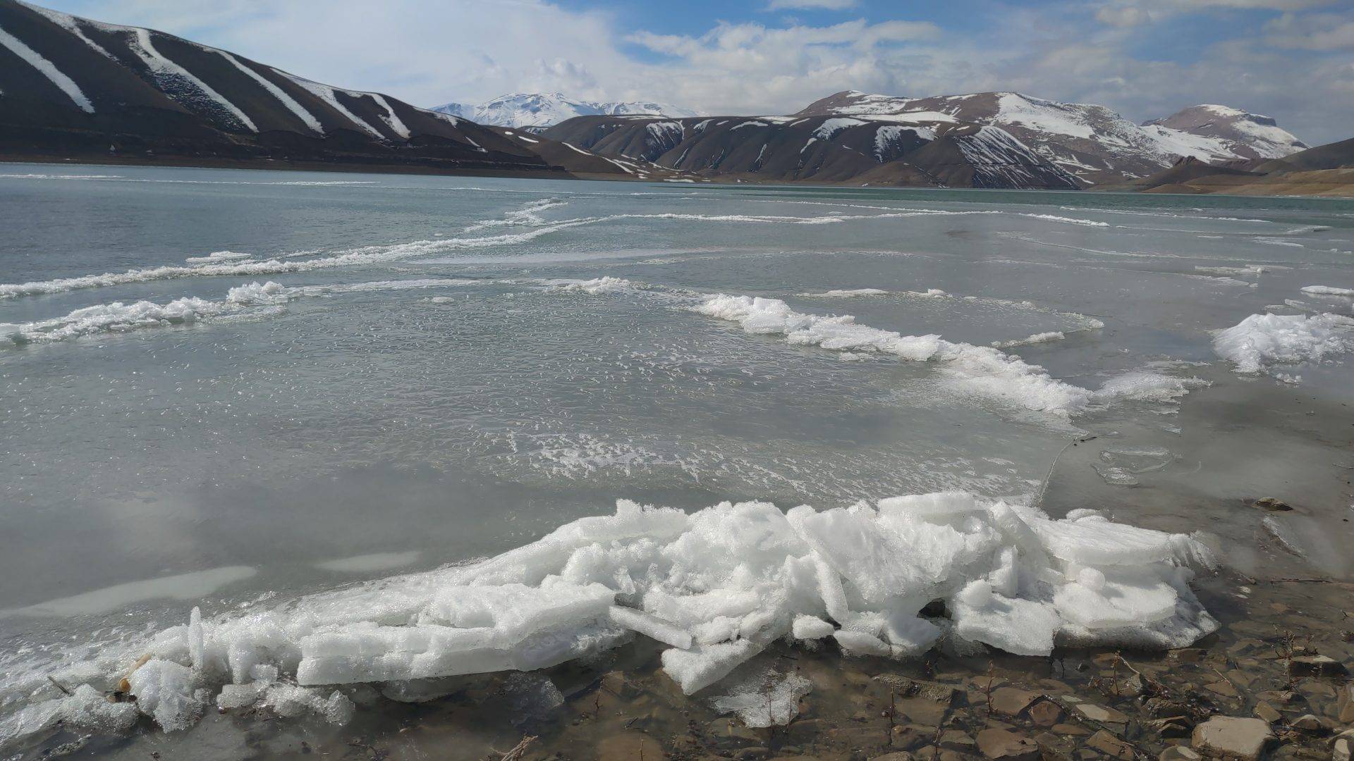 Van’da dalgalar dondu, kartpostallık manzaralar ortaya çıktı