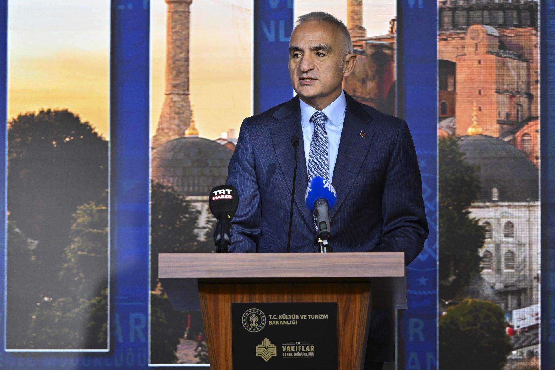 Bakan Ersoy duyurdu: Kadir Gecesi’nde ibadete açılacak