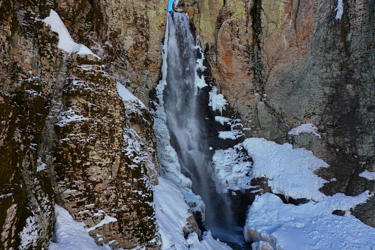 Karların erimesiyle coştu: Bingöl Çır Şelalesi görsel şölen sunuyor
