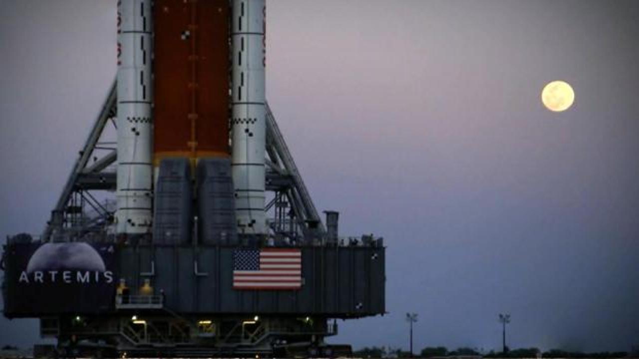 NASA, Artemis II roketini tamir için fırlatma rampasından hangara çekiyor