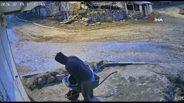 Amasya'da  bir bidon sütü deviren gencin çaresiz anları kamerada