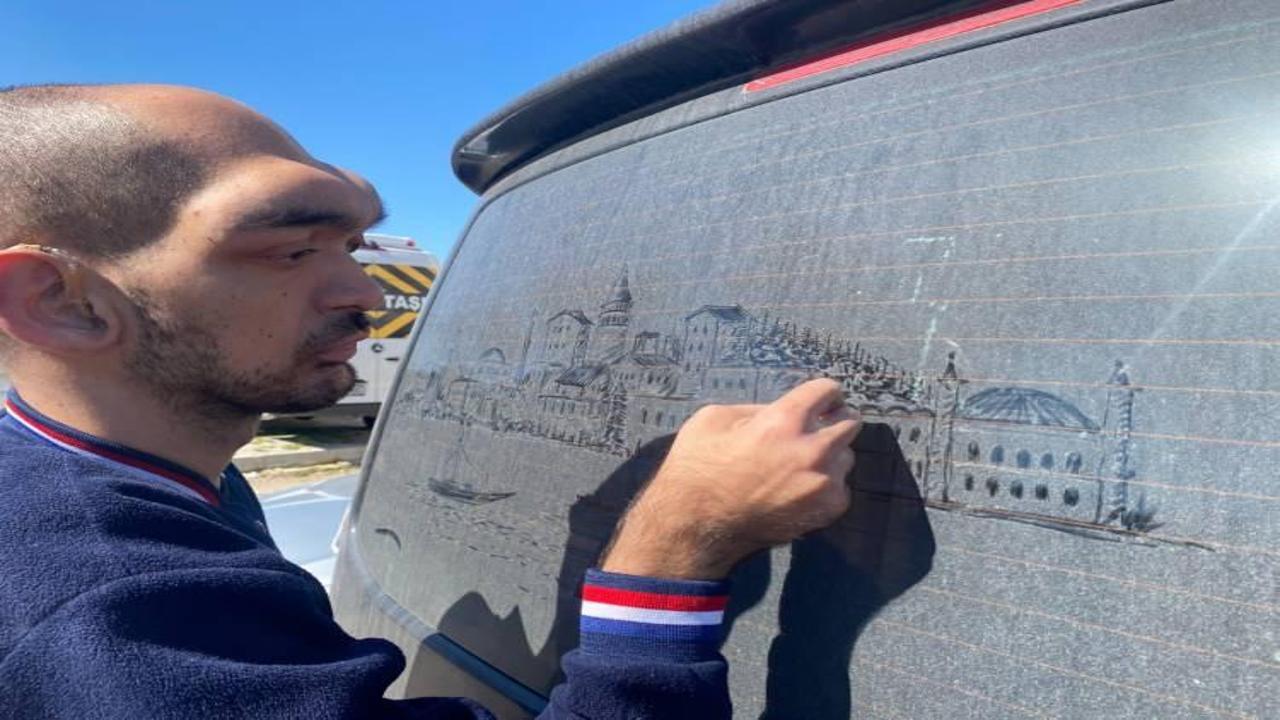 Fırça yok, tuval yok... Sanatını tozlu camlarda konuşturuyor! Görenler hayran kalıyor