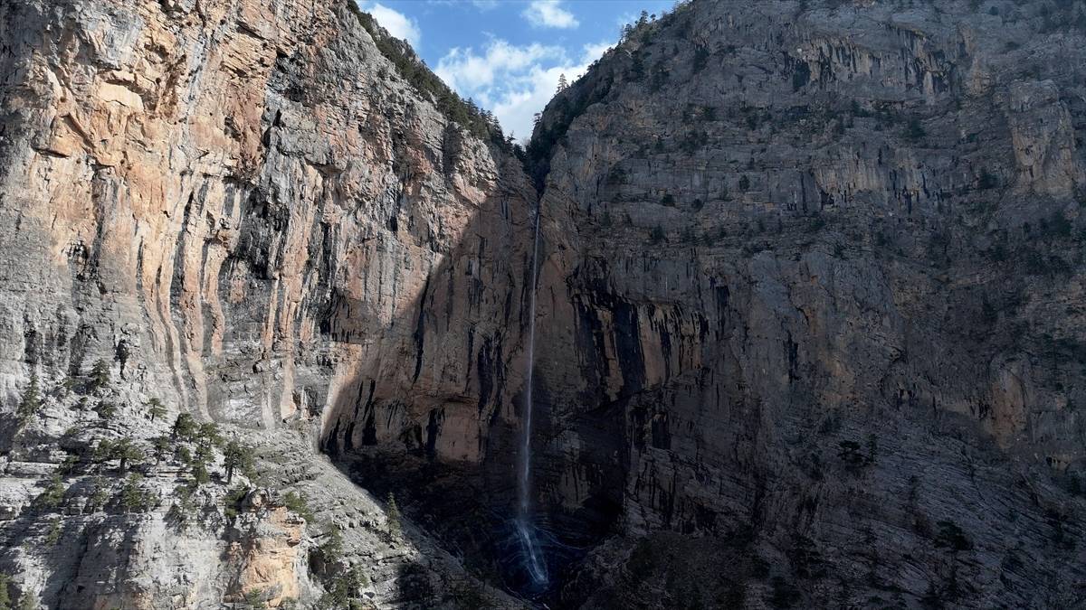 Yılda sadece 1 ay görülebiliyor! Kayseri Uçansu Şelalesi’nde görsel şölen