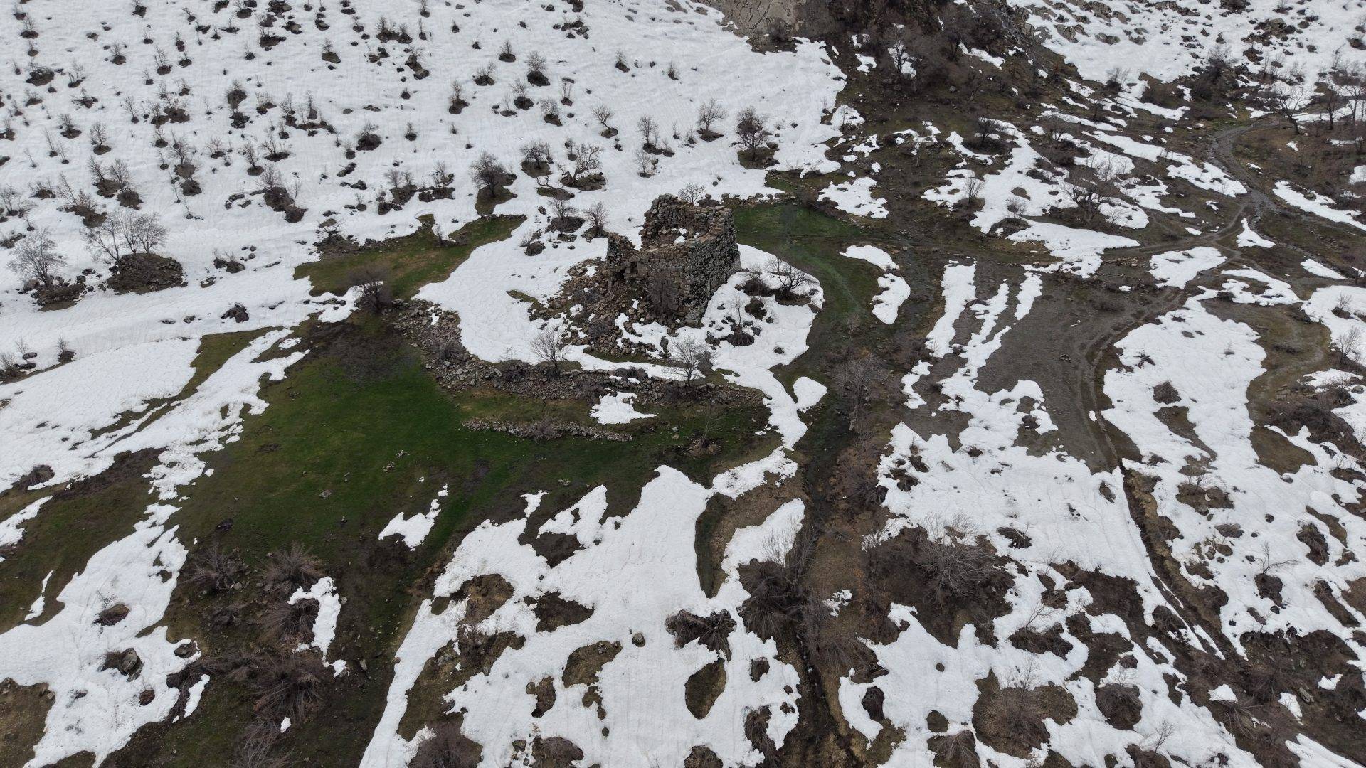 Şırnak’ta karlar eridi, 3 bin yıllık evler ortaya çıktı