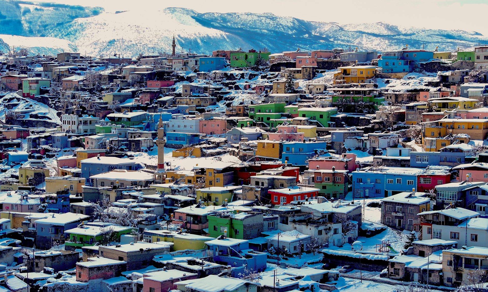 Kayseri’de renkli evler beyaz örtü ile kaplandı