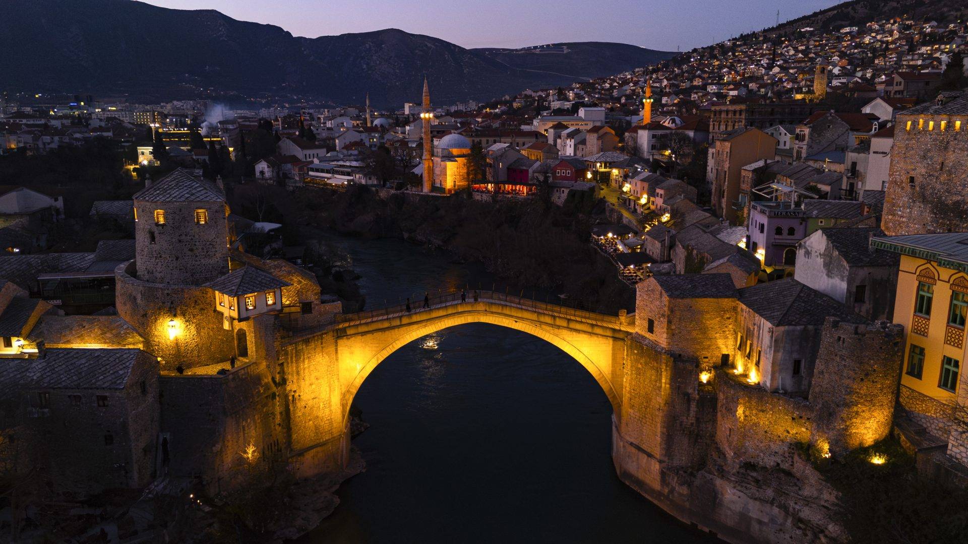 Mostar’da Ramazan coşkusu: Mostar Köprüsü ışıklarla süslendi