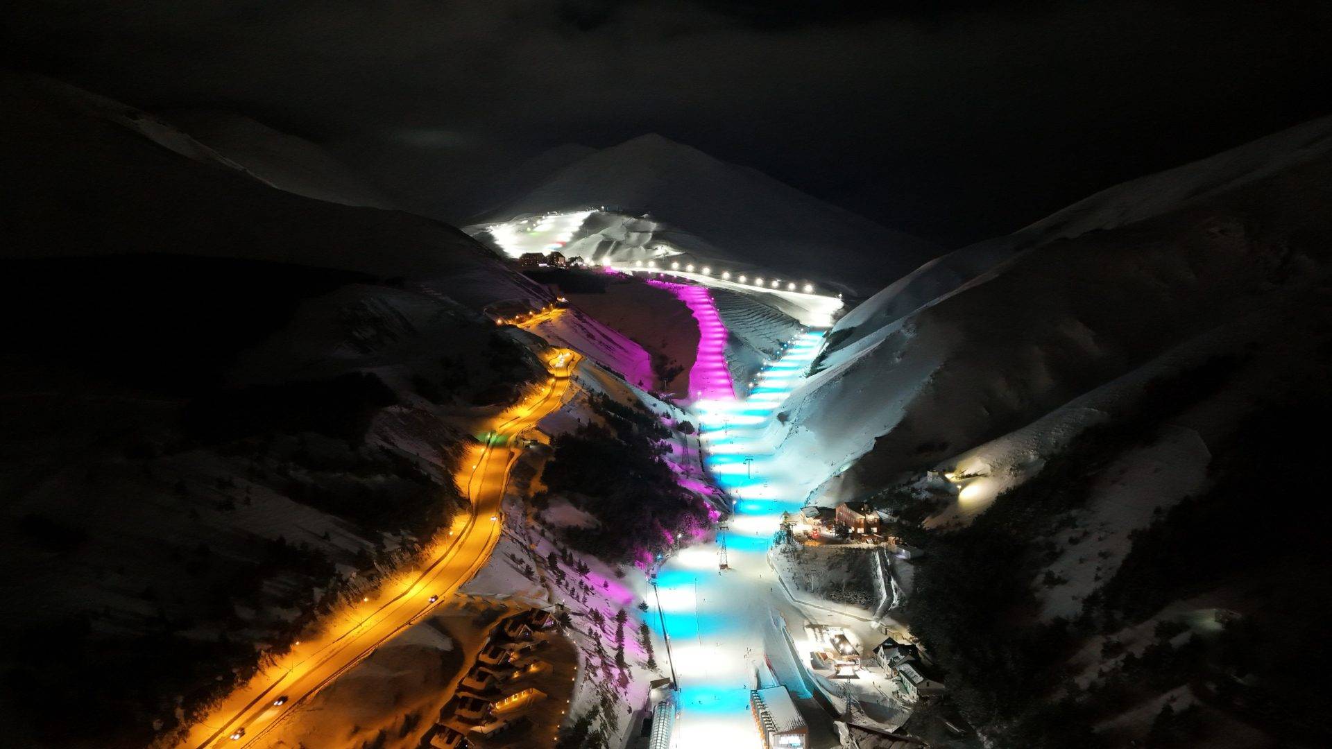 Palandöken Kayak Merkezi, ışıl ışıl görüntüsüyle gece kayağı fırsatı sunuyor