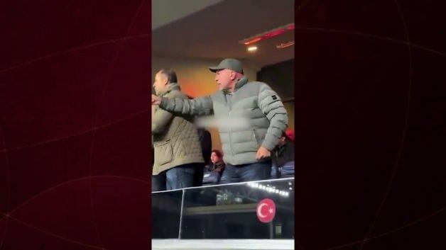 Gol sonrası protokol tribünü karıştı! Başkanı zor tuttular