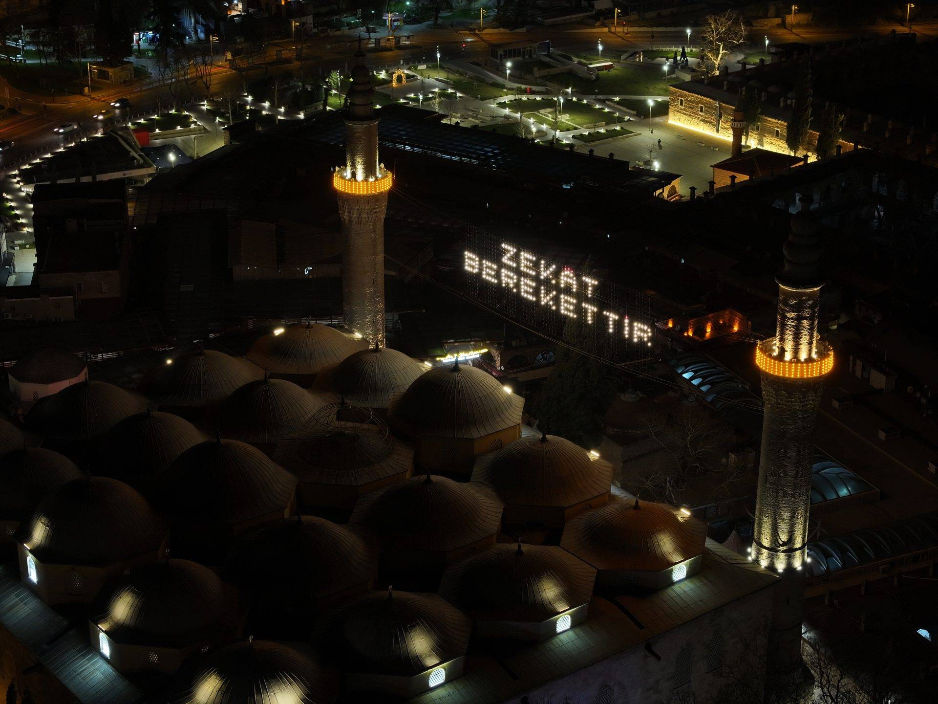 400 yıllık gelenek devam ediyor: Bursa Ulu Camii’nin mahyası değişti