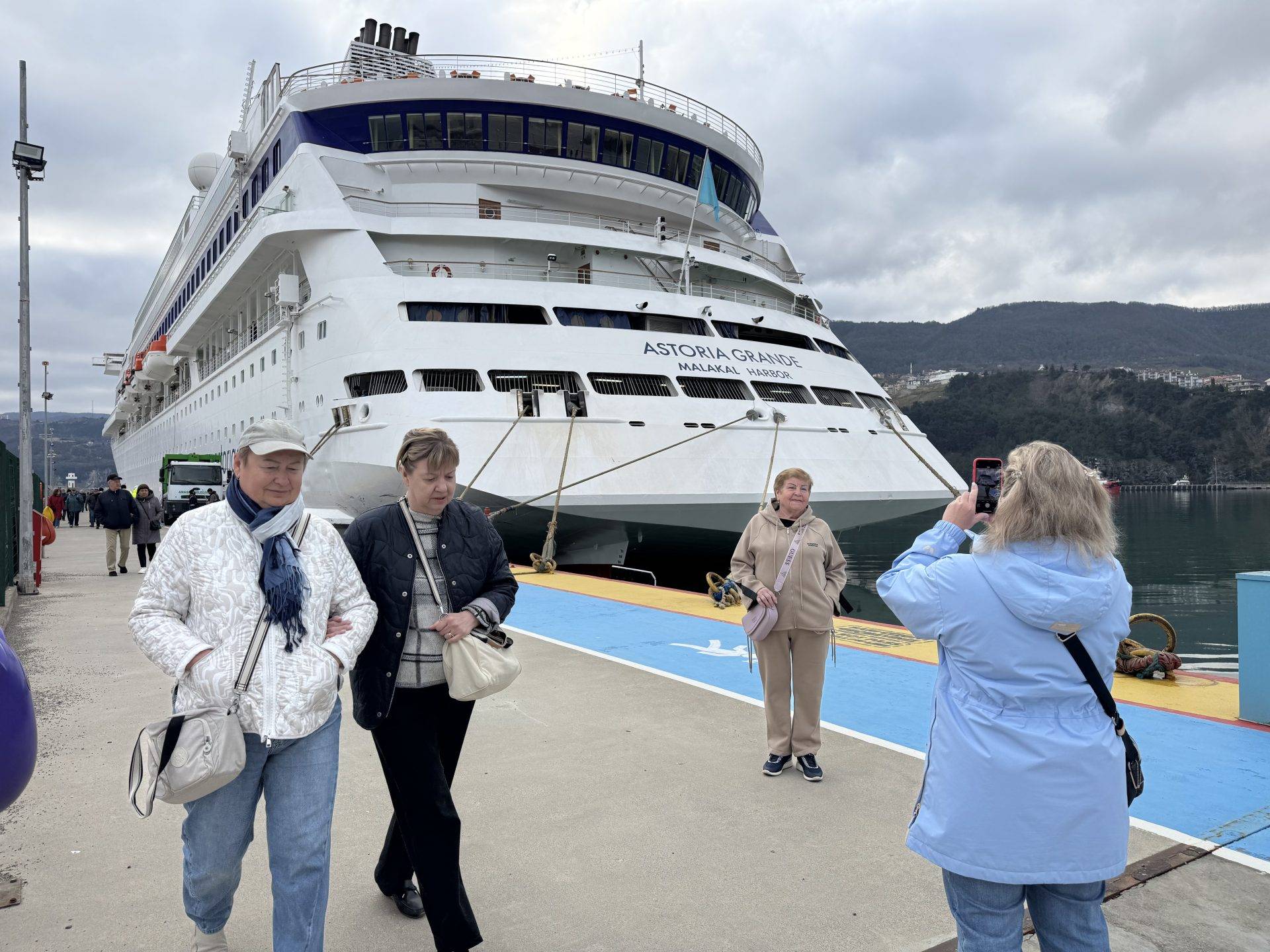 Amasra’nın müdavimi lüks kruvaziyer, 91’inci kez şehirle turistleri buluşturdu