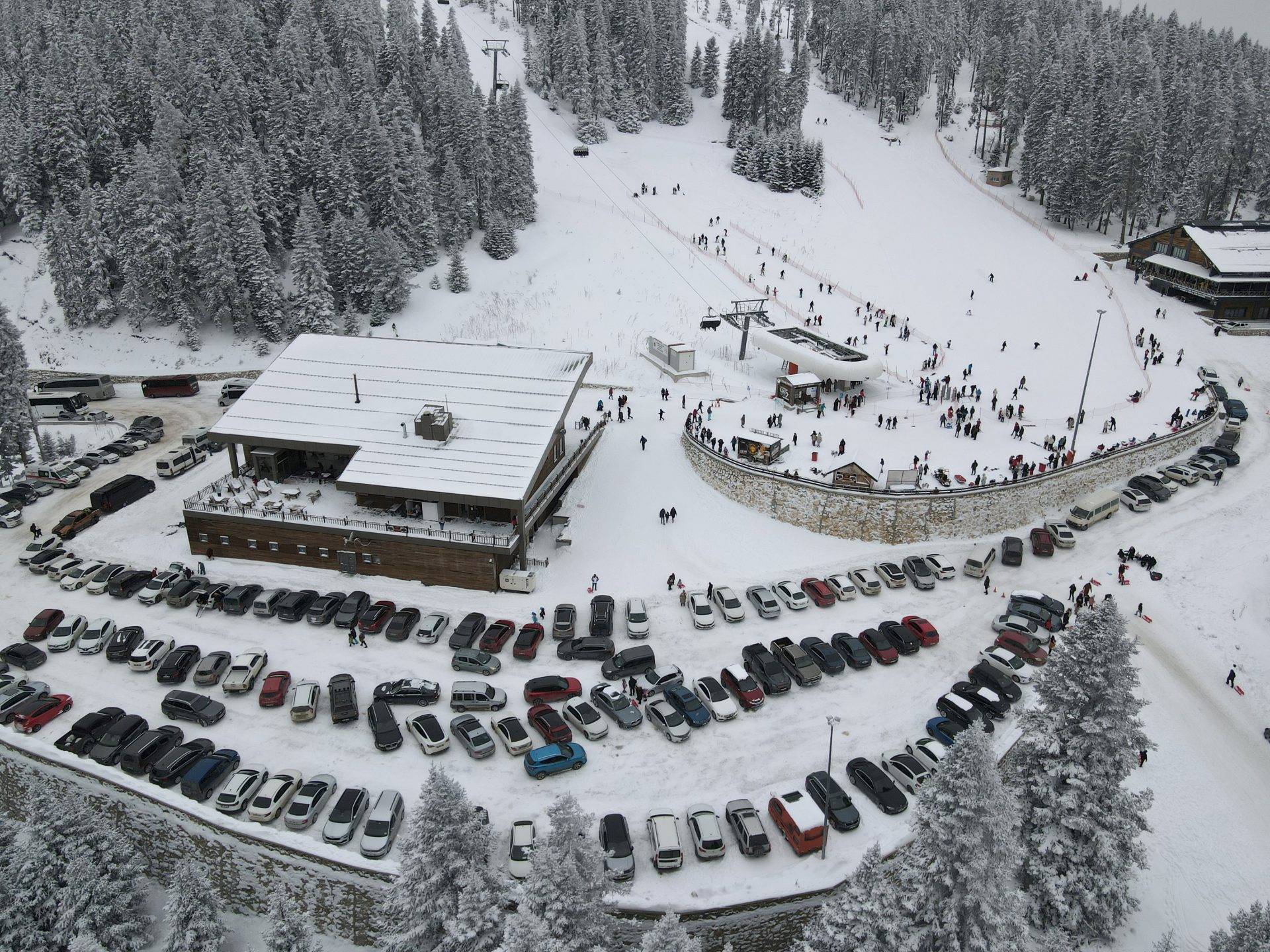 Batı Karadeniz’in en uzun pistinde bayram keyfi: Yurduntepe’de kar 2 metreyi buldu!