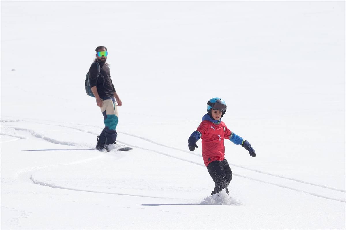 Mergabütan Kayak Merkezi’nde sezon uzadı: Kar kalınlığı 2,5 metreyi aştı