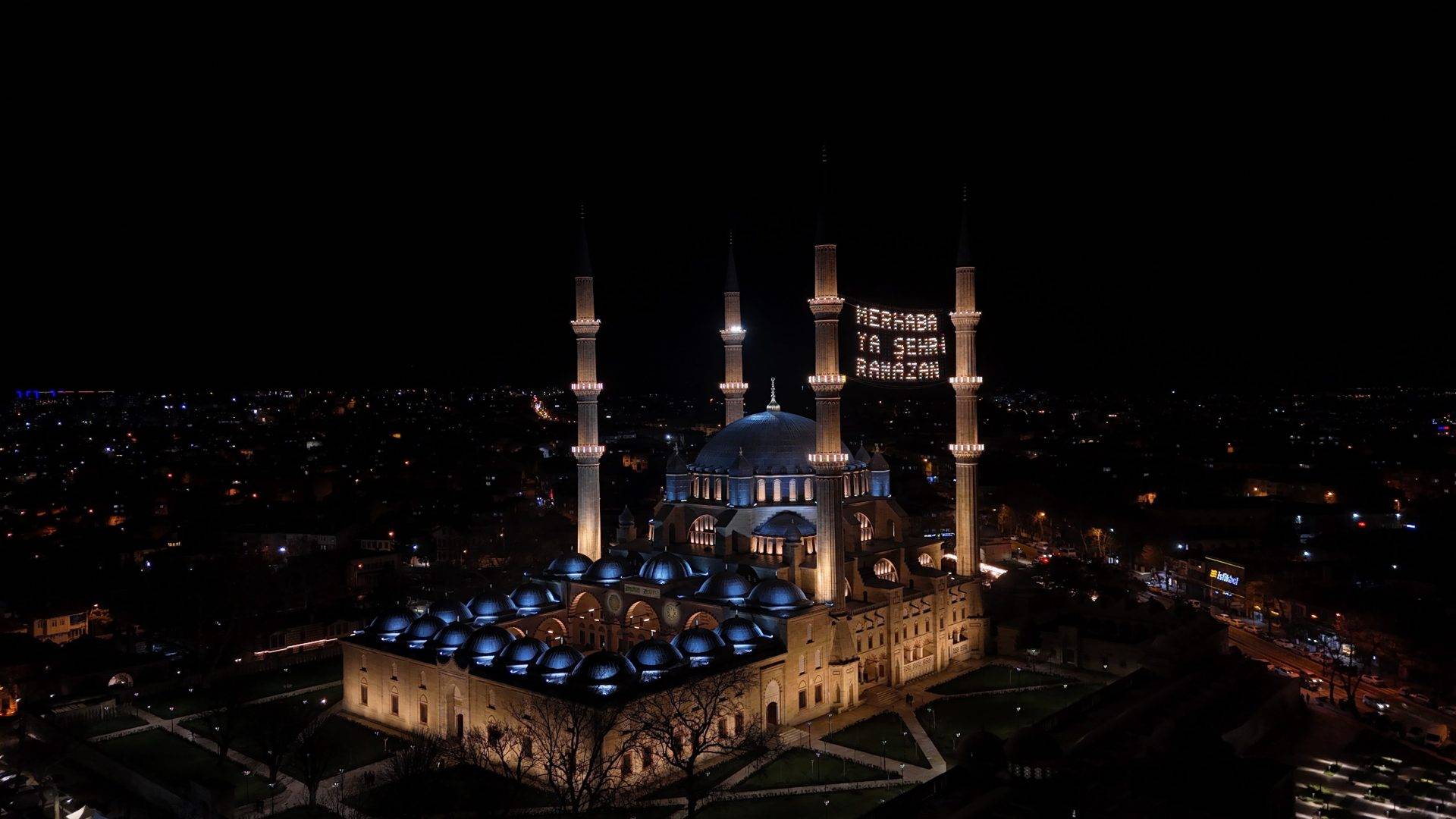 Vatandaşlar Kadir Gecesi’nde Selimiye Camii’ne akın etti