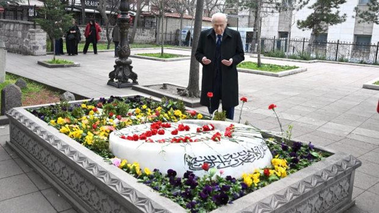 Bahçeli, Muhsin Yazıcıoğlu'nun kabrini ziyaret etti