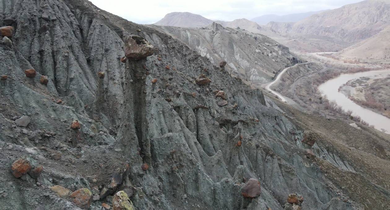 Gören nerede olduğunu şaşırdı! Erzincan’ın peri bacaları hayran bıraktı