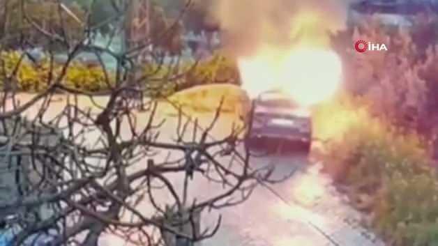 Park halindeki otomobili benzin döküp kundaklamak isterken kendini yaktı