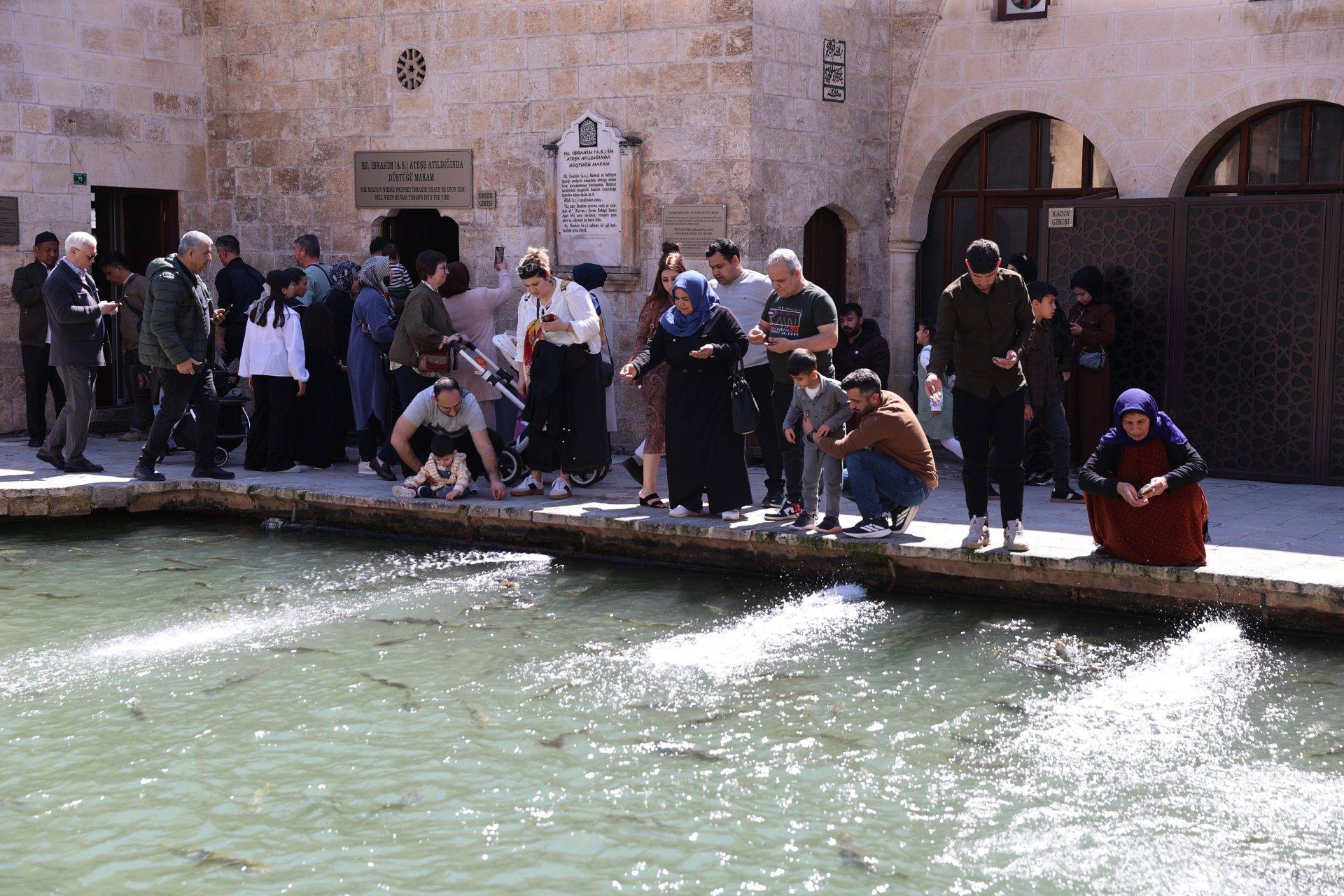En büyük doğal akvaryum! Şanlıurfa’da güneşli havayı gören Balıklıgöl’e akın etti