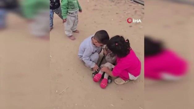 Sokakta saklambaç oynamaları gerekiyordu: Gazzeli çocukların yürek burkan cenaze oyunu