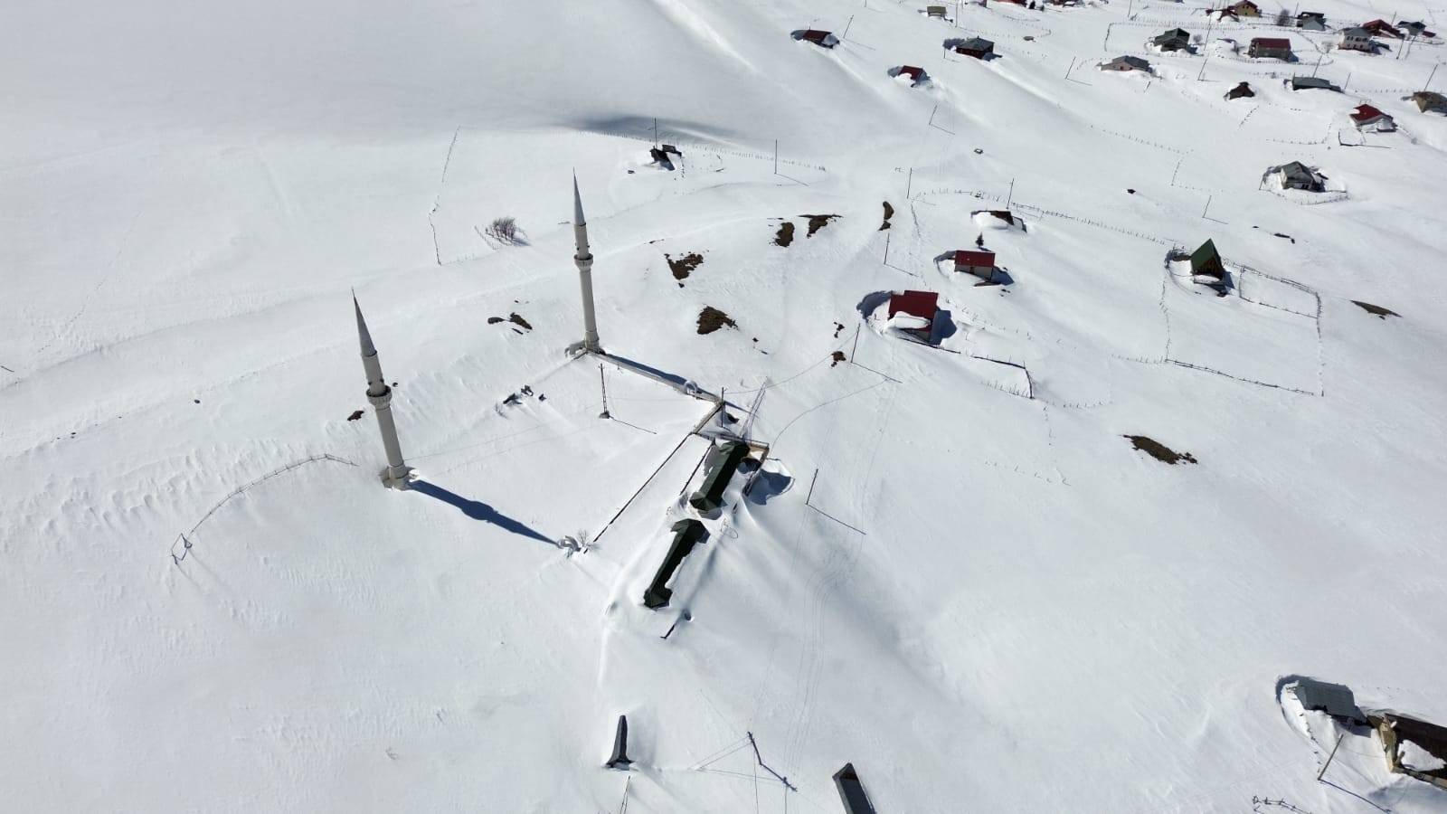 Fatih Sultan Mehmet Cuma namazı kıldırmıştı: Üstü açık cami kar ile kaplandı!