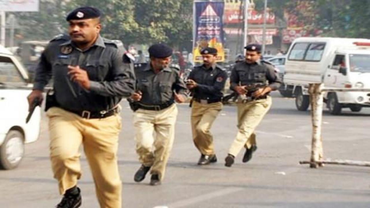 Pakistan'da polis karakoluna saldırı! Ölü ve yaralılar var