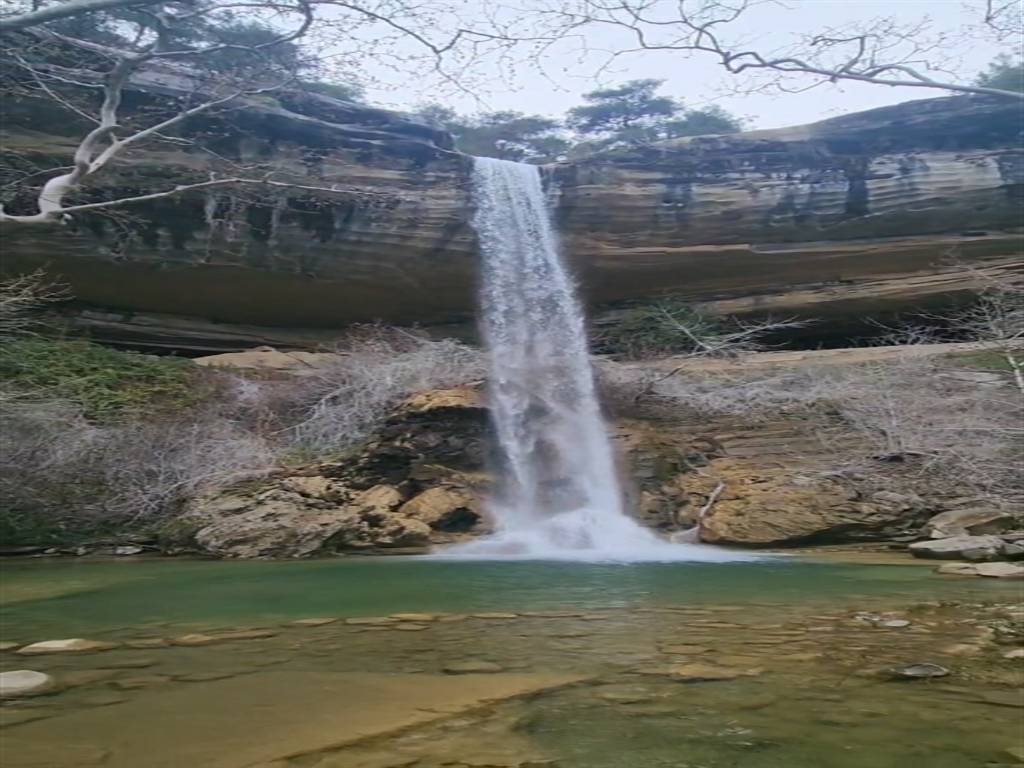 Devasa kayaların arasında saklı cennet: Adana’da kuruyan şelaleler coştu