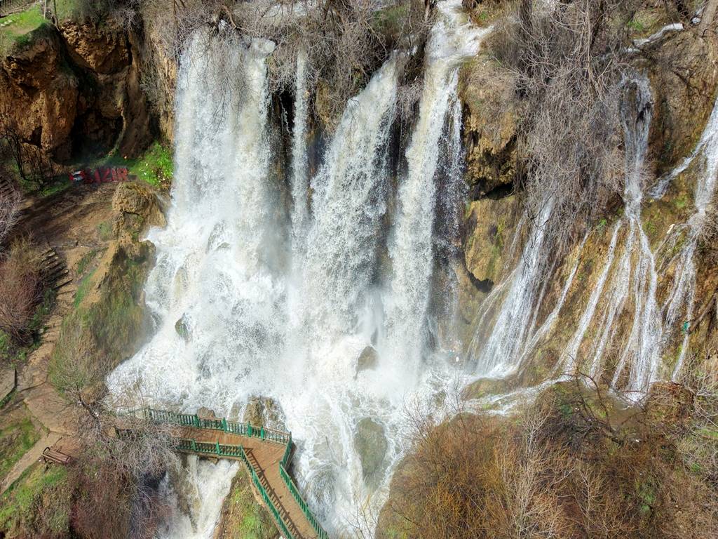 Son 20 yılın en coşkun hali! Sivas’ta obrukla oluşan şelale ziyaretçi akınına uğradı