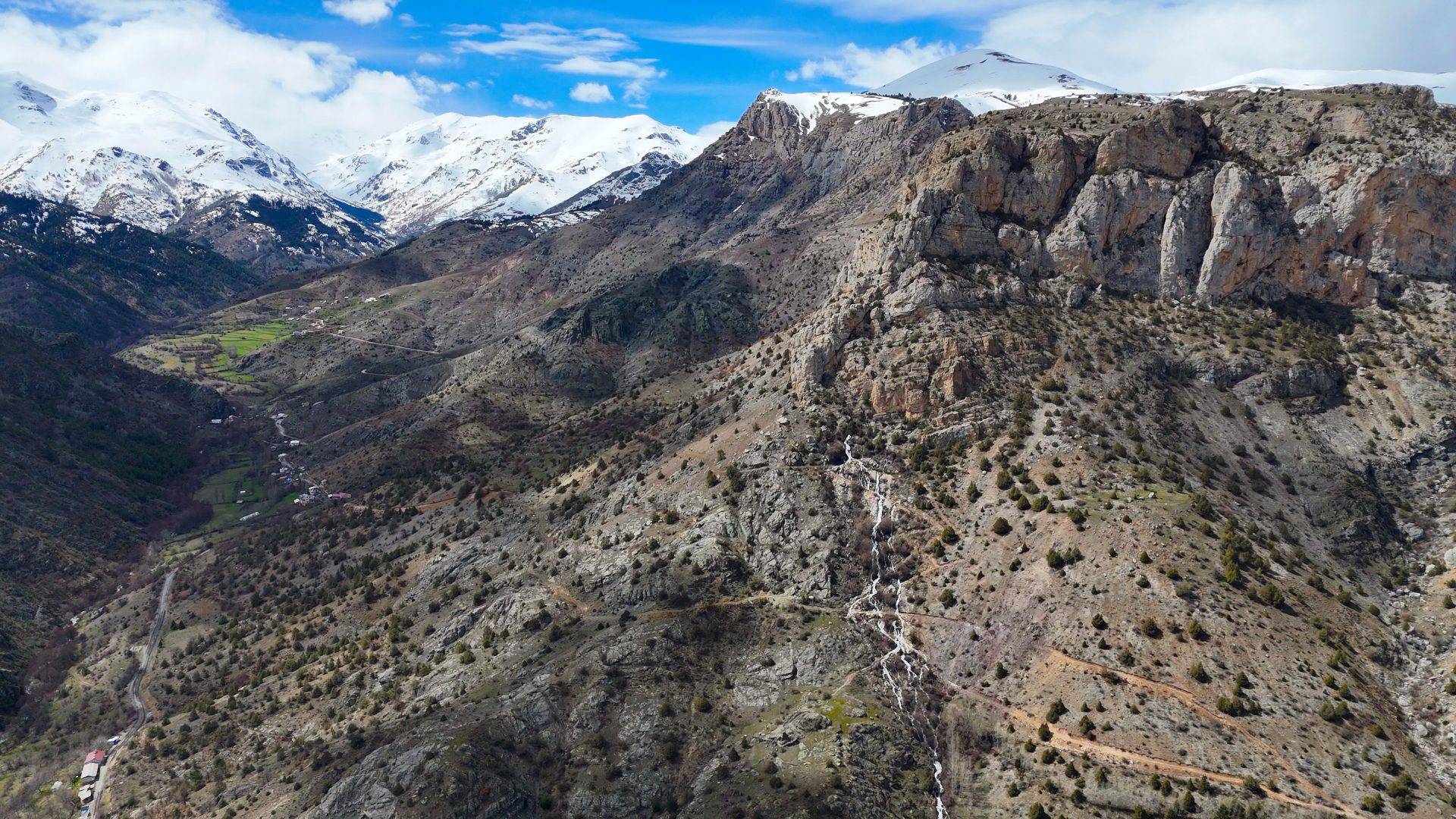 Akıl sır erdiremediler! Dağın ortasından aynı anda akan gizemli sular