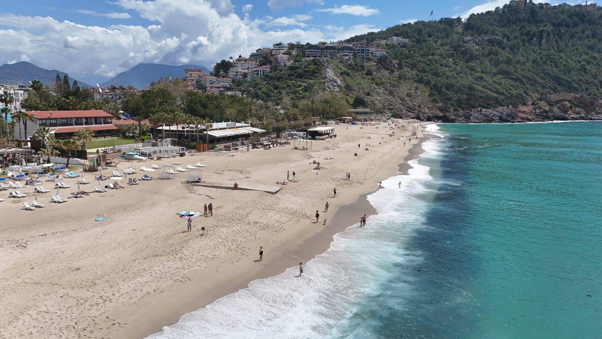 Antalya’ya yaz erken geldi: Kleopatra Plajı’nda deniz keyfi başladı
