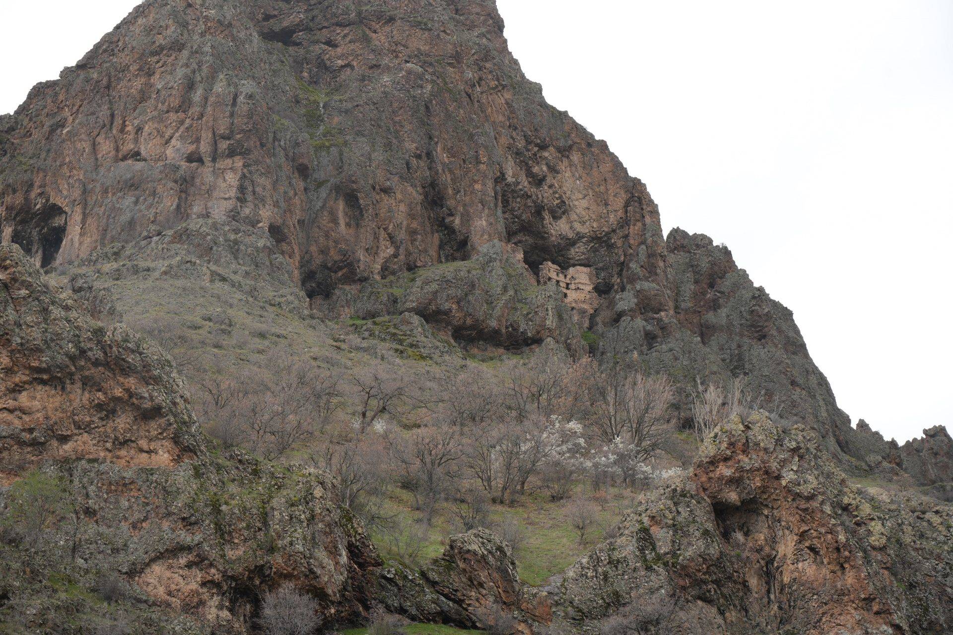Sümela değil Alicin! Kayalıklar arasına gizlenmiş tarih: Alicin Manastırı