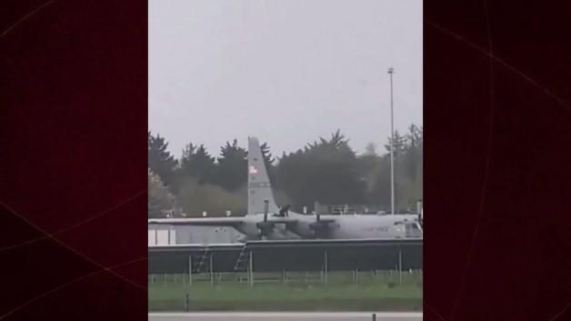 İrlanda'da bir şahıs Amerikan askeri uçağına baltayla saldırdı