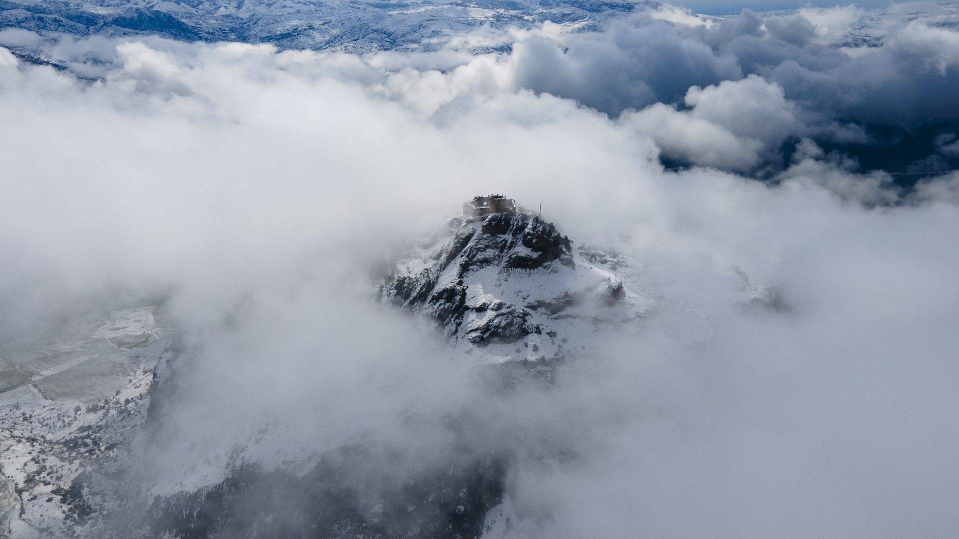 Giresun’dan masalsı görüntüler: Şebinkarahisar Kalesi beyaz örtü altında
