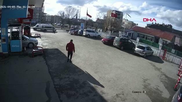 Rüzgârda dolanan bayrağı kurtarmak için 15 metrelik direğe tırmandı